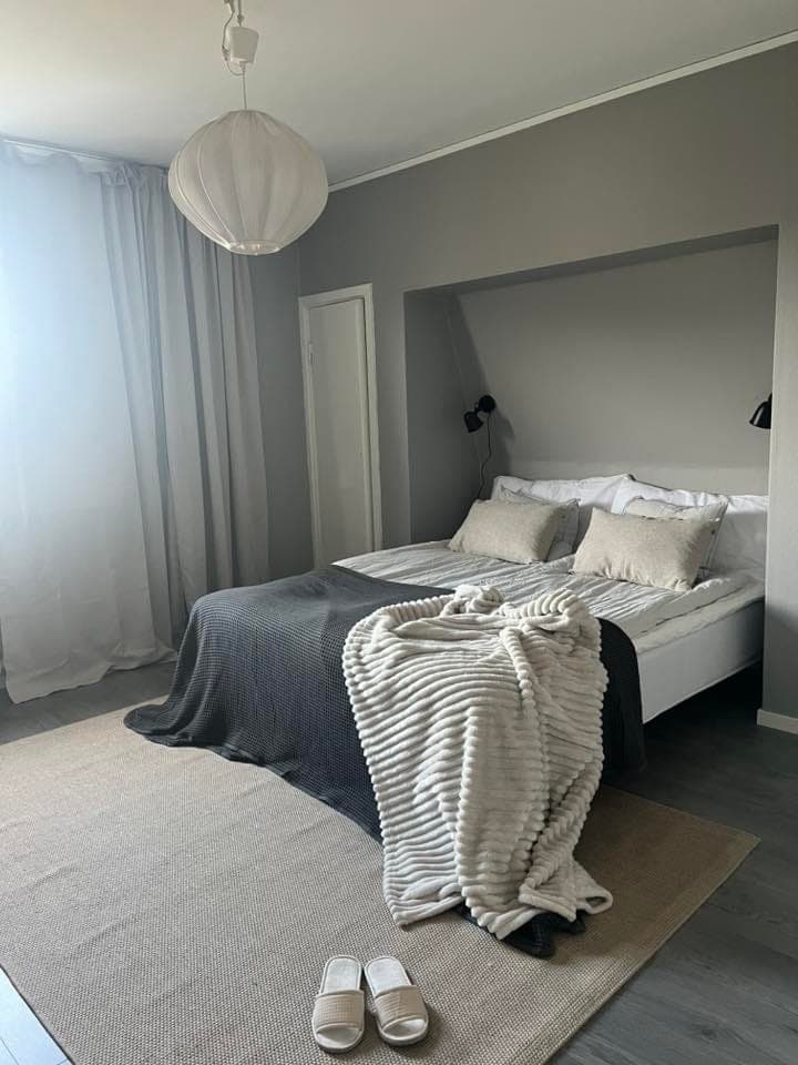 Mysigt rum med grå filt och kuddar