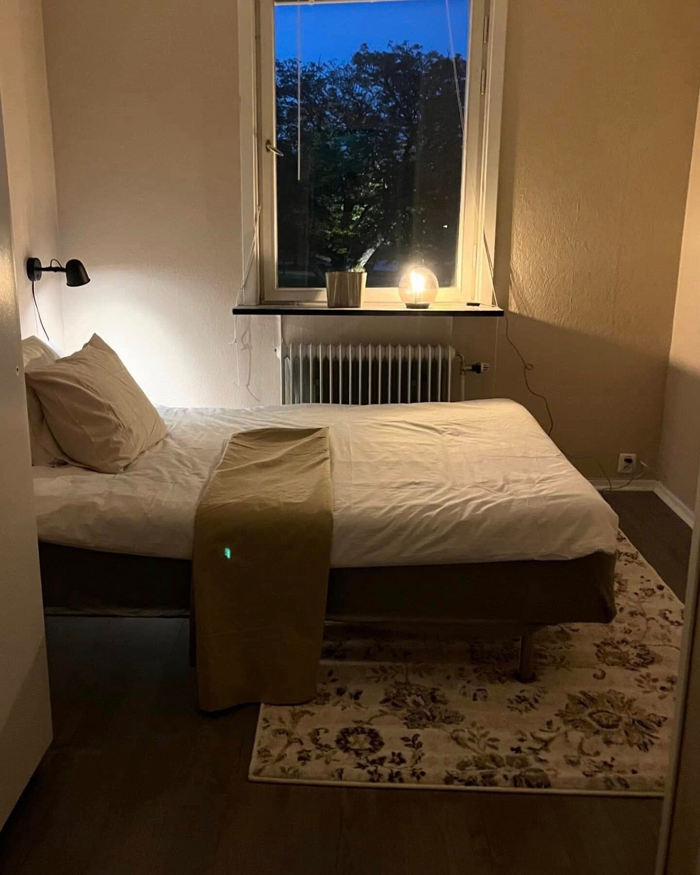 Enkelrum med kvällsbelysning