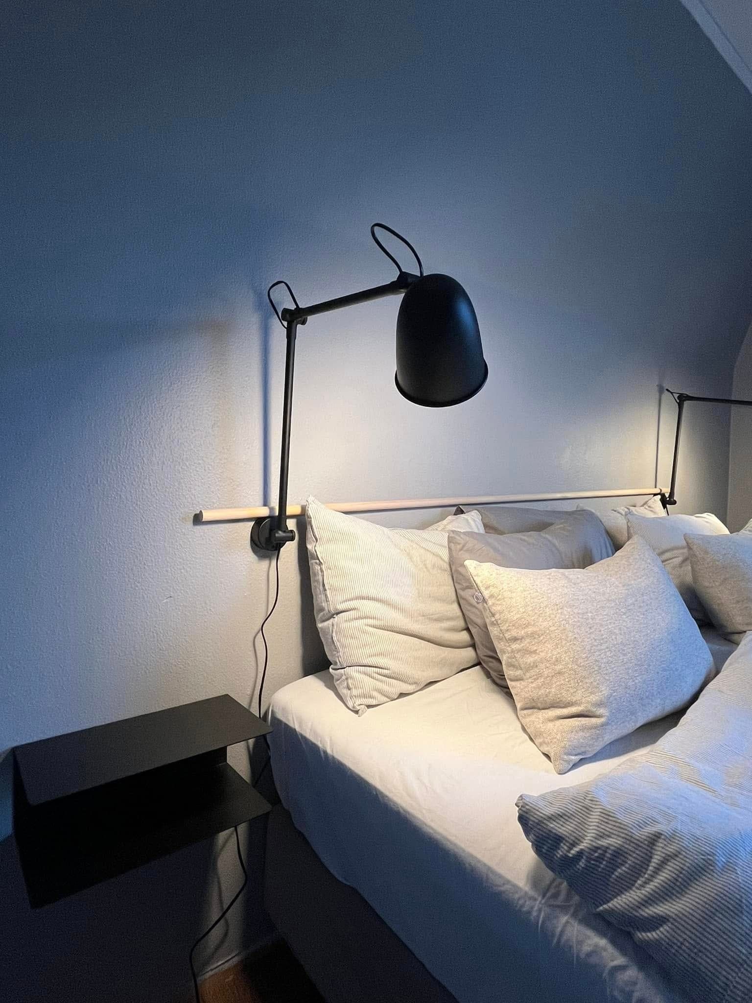 Sänggavel med randiga kuddar